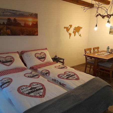 Studio Chez Un Vigneron Au Village Au 2Eme Etage Sans Ascenseur Villeneuve Bagian luar foto